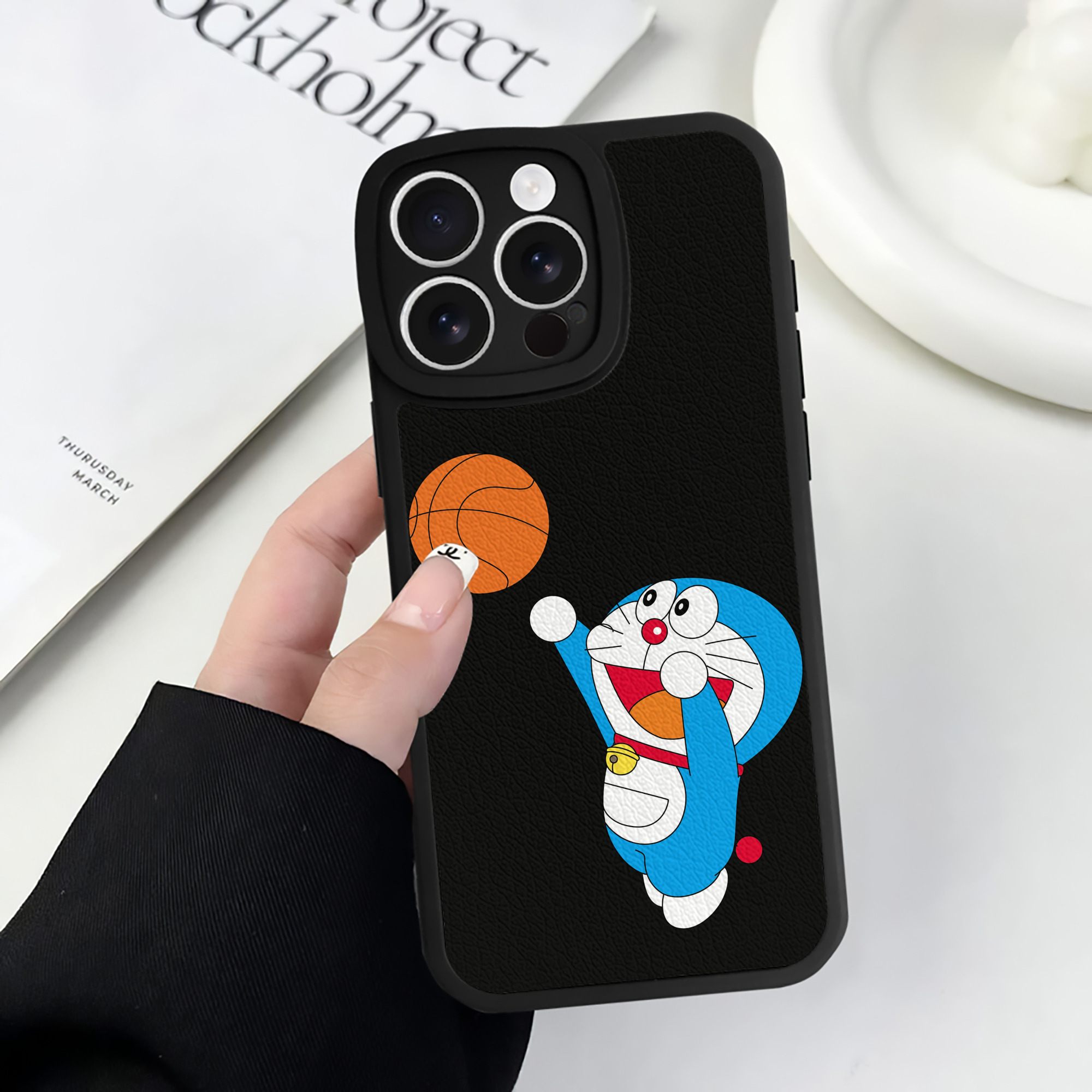 （画像用） ドラえもん Doraemon 【iPhone 16シリーズ対応】シリコンスマホケース（レザー調） 材質：シリコン